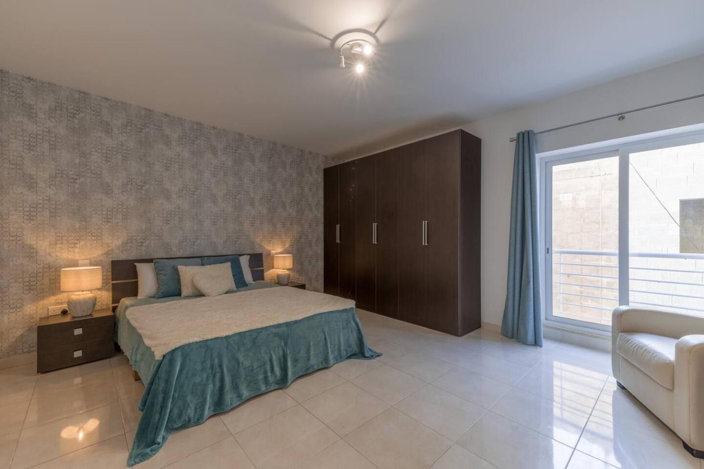The Pinnacle Penthouse W Jacuzzi By Homely Mellieha
