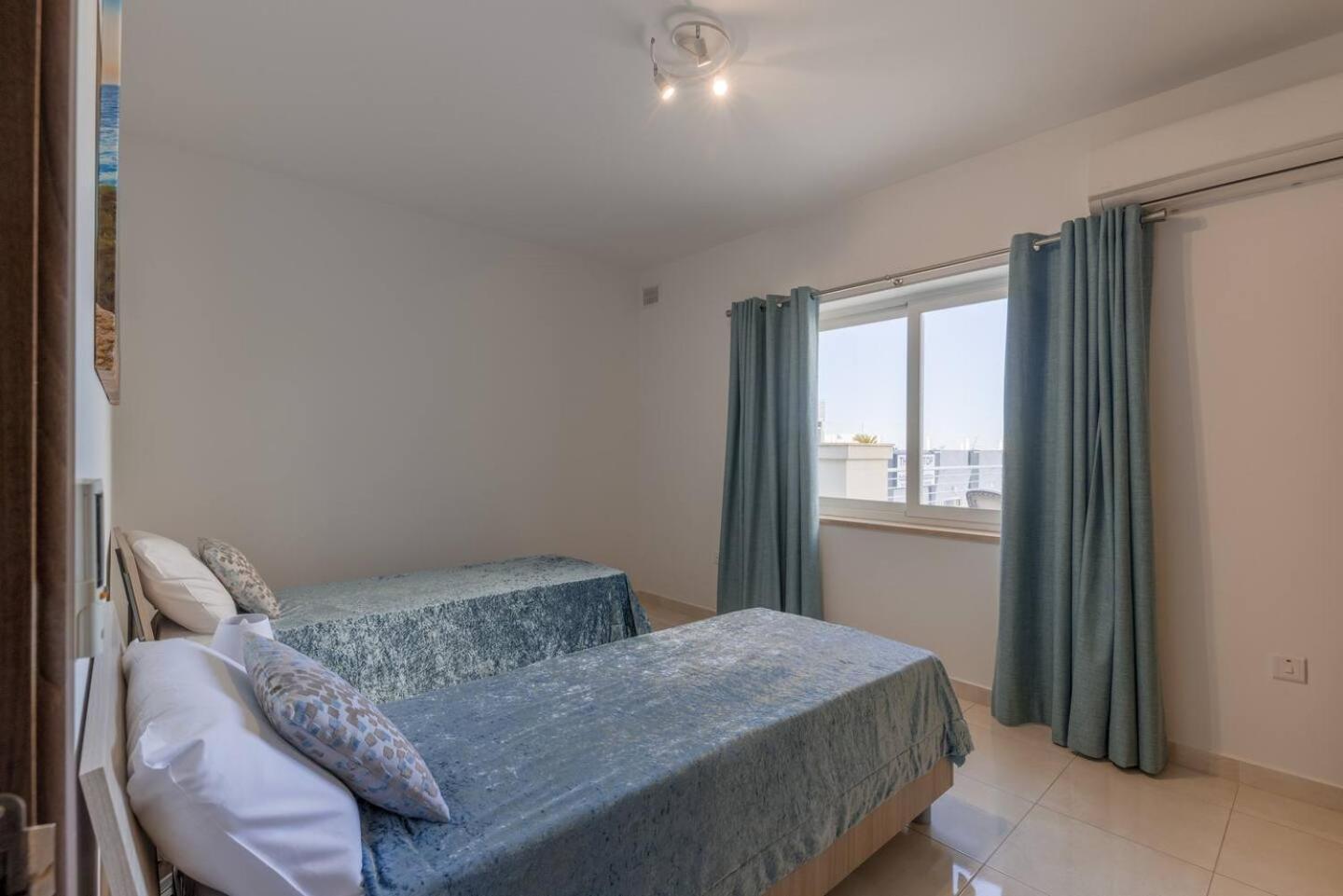 Apartment The Pinnacle Penthouse W Jacuzzi By Homely Mellieha