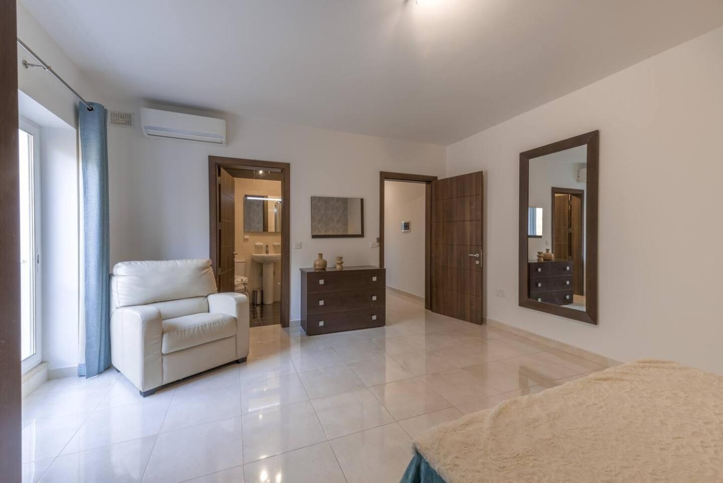 The Pinnacle Penthouse W Jacuzzi By Homely Apartment
